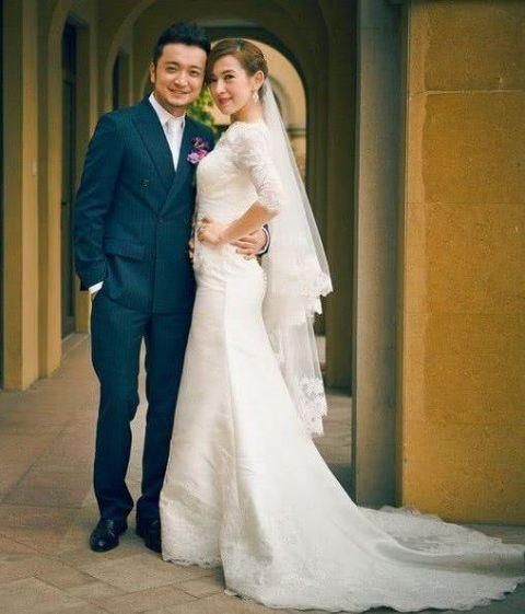 的名字帕夏古丽都鲁坤比他小5岁,也是维吾尔族人,两人于2013年结婚