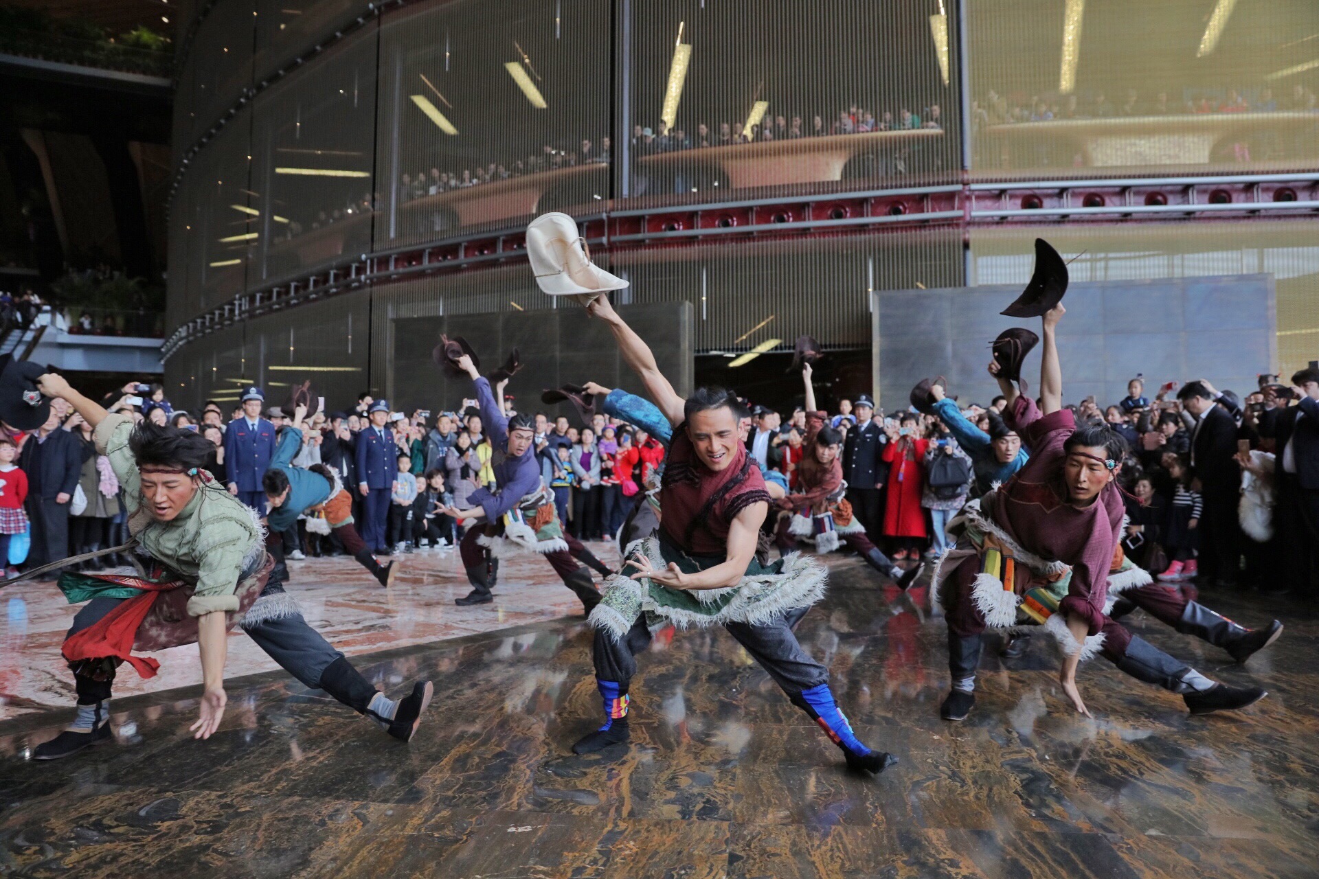 的演员身着盛装,出现在大剧院东咖啡厅前,并带来一段藏族舞蹈快闪活动