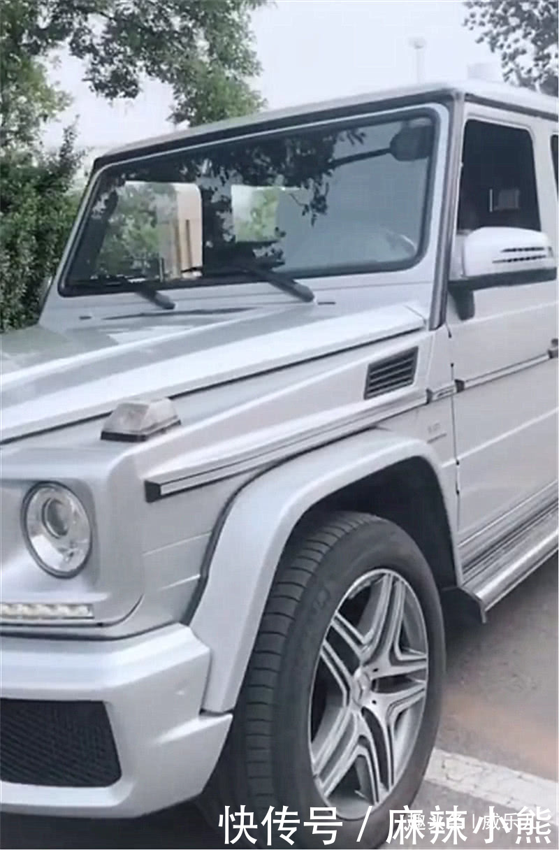 百万奔驰g63现街头 看到下车女子那一刻 网友称人比车养眼 雪花新闻