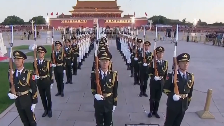 祝福祖国！天安门广场举行国庆升旗仪式