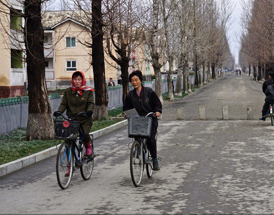 实拍朝鲜:百姓出门骑自行车,买面包的女兵颜值动人!