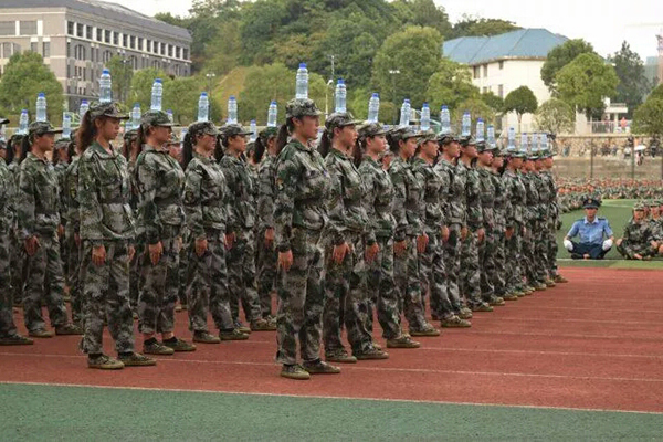 湖南第一师范宣传部何文部长告诉澎湃新闻,通过头顶水瓶方阵的表演,学生们感受到团结的凝聚,还有文化的渗透,也增加他们军训的乐趣。头顶水瓶可以练就学生们的平衡力与意志力。