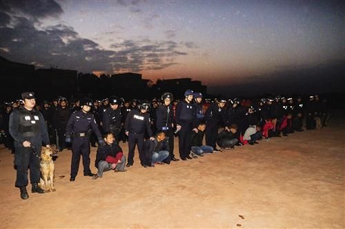 南宁警方重点加大对"村霸"等涉黑恶违法犯罪打击