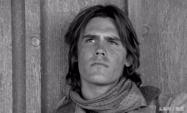 为什么《复仇者联盟3》的灭霸响指一打,美队为