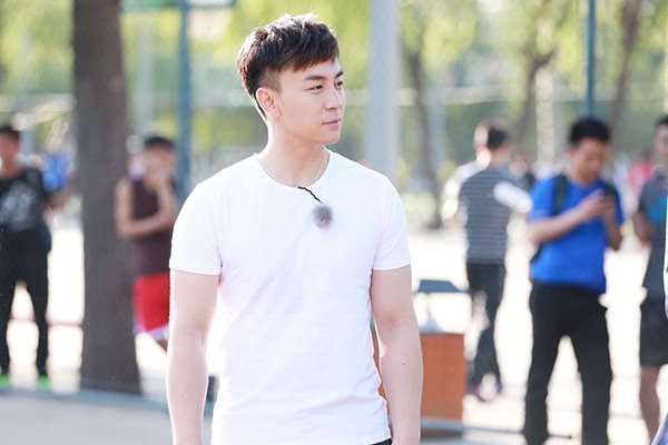 释小龙变身“综艺新宠”  大秀跆拳道