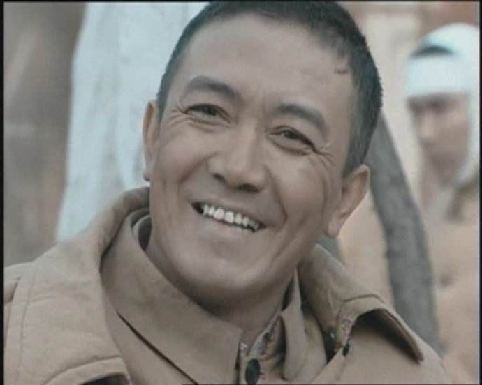 他是李云龙,《亮剑》里的真汉子,却和戏中妻子假戏真做,为她抛妻弃子!