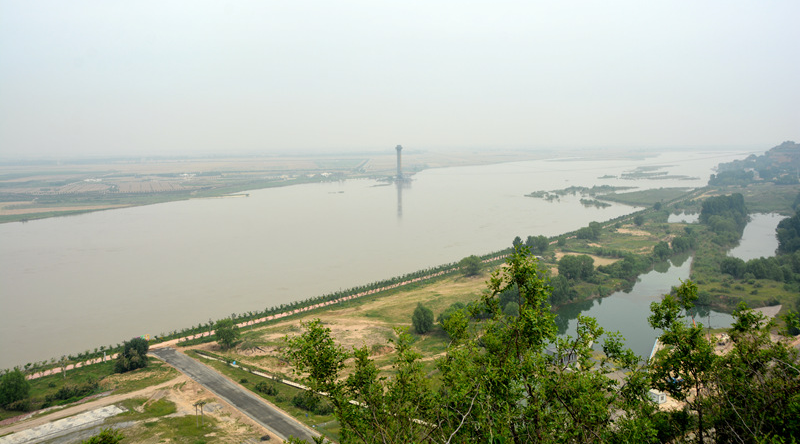 30日,“水到渠成共发展”网络主题调研采访活动走进河南郑州,实地探访了中华民族两条母亲河的交汇处、南水北调中线工程的咽喉——“穿黄工程”。