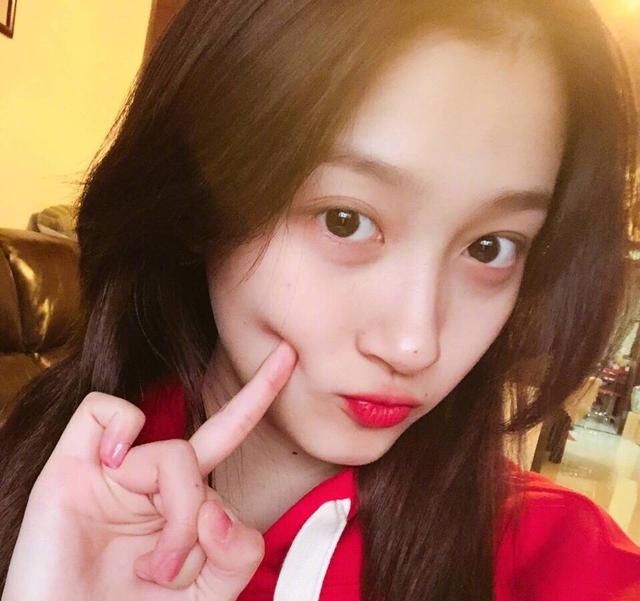 鹿晗关晓彤日本甜蜜吃火锅 鹿晗轻捏关晓彤脸