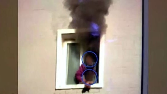 北京一小区突起火，母子二人被困！消防紧急处置