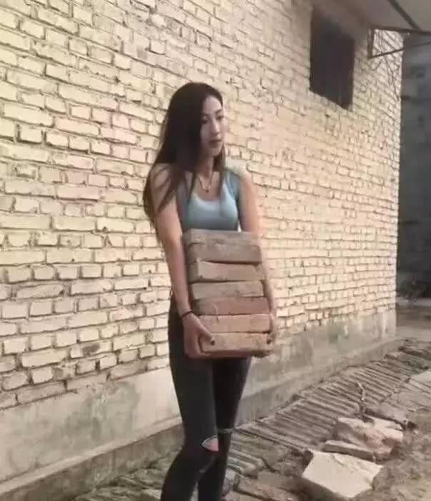搞笑图片:妹子搬砖一天多少钱?我养你