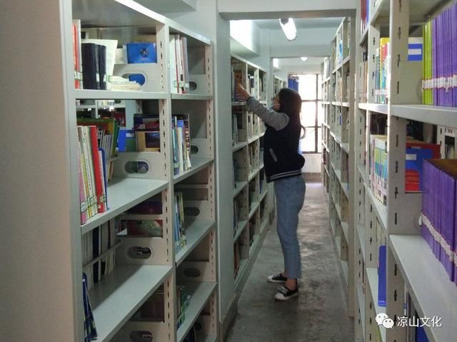 西昌学院资源与环境学院 到州图书馆进行社会