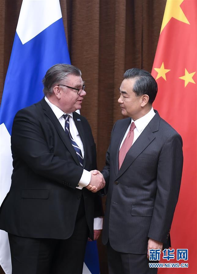 2月27日，中国外交部长王毅在北京同来华访问的芬兰外交部长索伊尼举行会谈。新华社记者燕雁摄