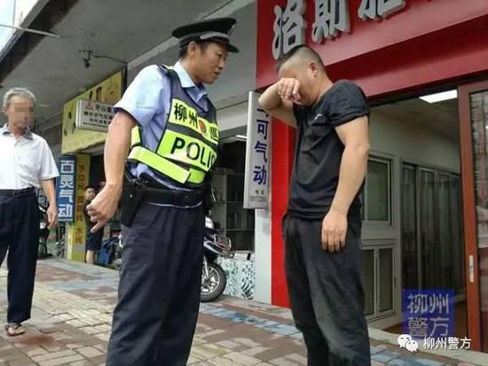 男子当街又跪又哭又躺 只为求女子帮忙私刻公章 男子当街又跪又哭又躺 只为求女子帮忙私刻公章