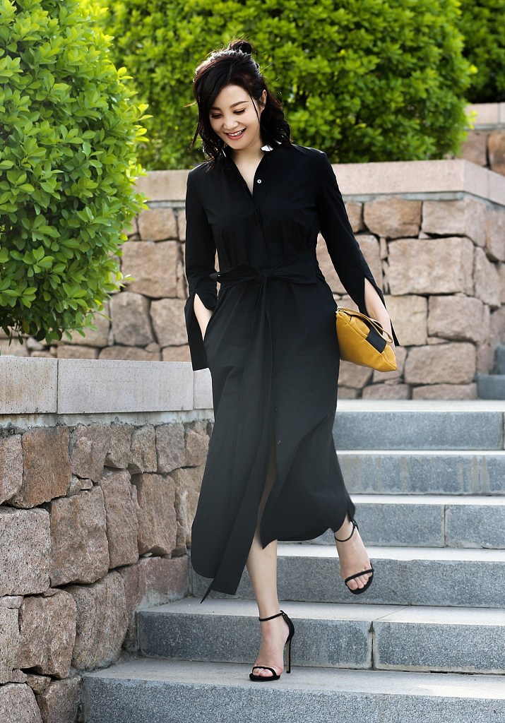 她身穿黑色衬衫裙,脚踩高跟凉鞋,化身霸道总攻实力撩妹,整体look简洁
