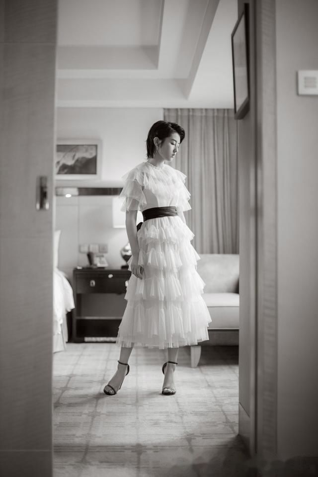 张子枫脚踩15cm细针跟,脚尖脚背快垂成一条线