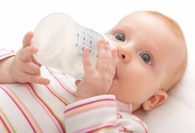 宝宝一岁半后要戒掉奶瓶,千万别用奶瓶喝奶,别
