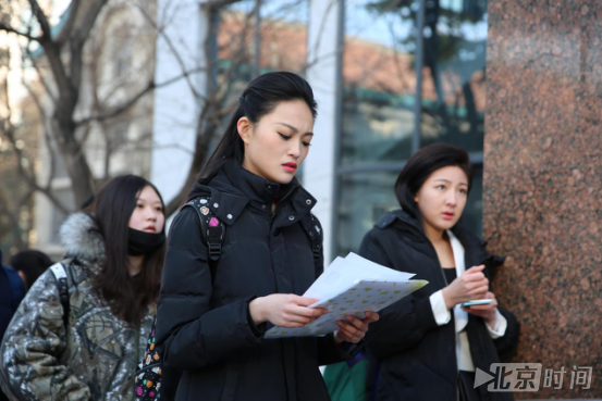 3万考生争夺7百名额 中传艺考首日众“星”云集 3万考生争夺7百名额 中传艺考首日众“星”云集