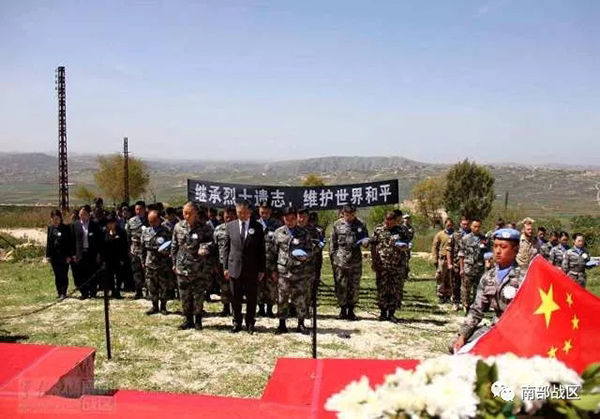 中国赴黎巴嫩维和部队官兵祭奠12年前牺牲的