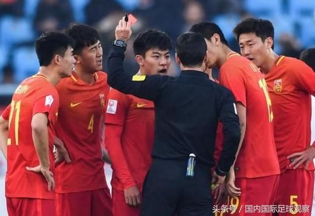 让U23国足球员愤怒的裁判未被禁赛!球迷:打脸