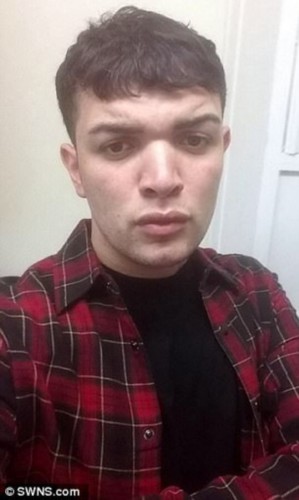 组图:这个英国男子 白天工地搬砖晚上变妖艳女