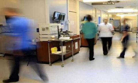 英国医院工作量庞大,人手不足的问题让护士忙