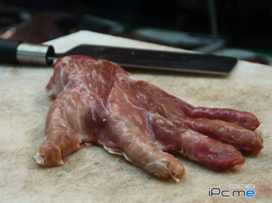 “人肉专卖店” 其实是为《生化危机6》造势，本次人肉特卖会收入，将全数捐赠给英国的截肢者协会。