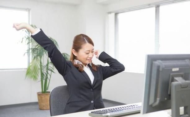 公司竟花高工资养闲人,却不给努力工作的员工