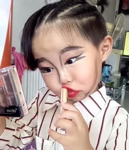 3岁女孩独自化妆,典型的车祸现场呀,扎心了老铁!