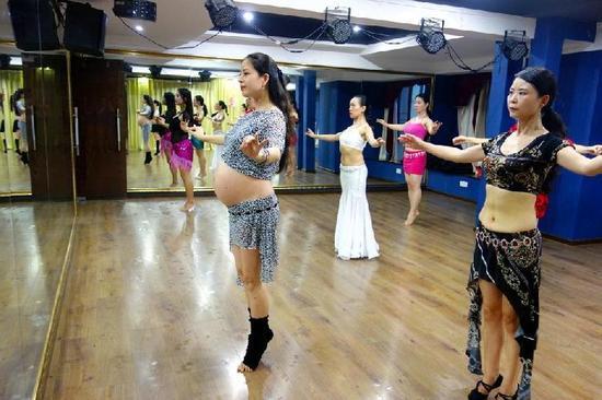 “传统观点认为孕妇就该好好休息，不要动了胎气，但这样过得挺抑郁的。”她在孕期跳舞的目的很单纯，只是想调节一下心情，“一开始，都是偷偷的跳，为了不让家人知道，连朋友圈都不敢发。”