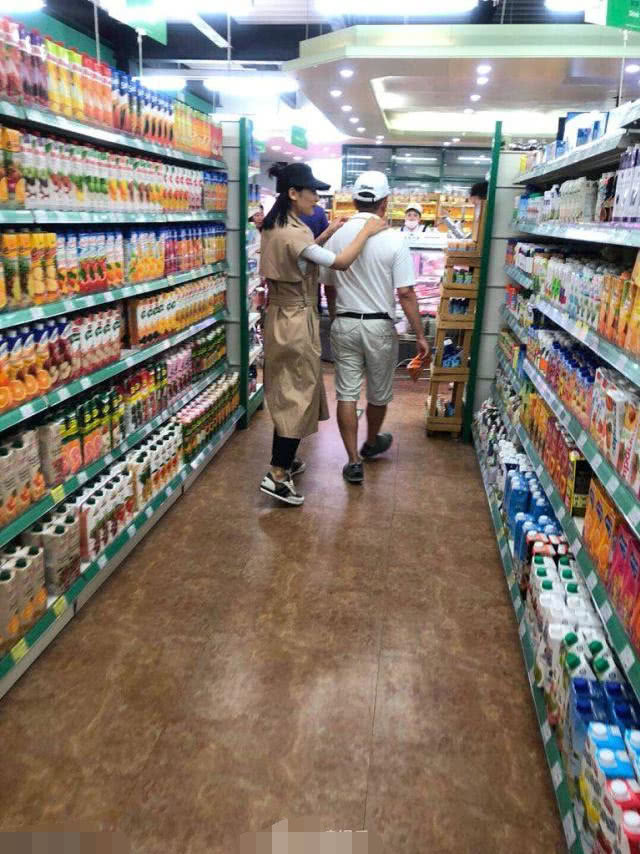 超市偶遇神秘富豪王珂和刘涛!这个小动作亮了