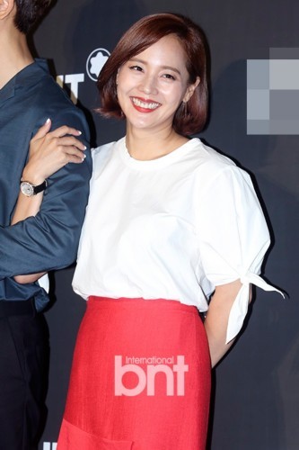 组图:柳真奇太映夫妇恩爱亮相 养眼夫妇般配甜蜜