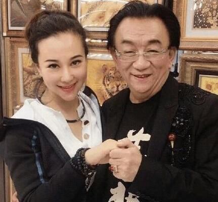 郭德纲秦岚说相声暗讽侯耀华,我可没钱给你买