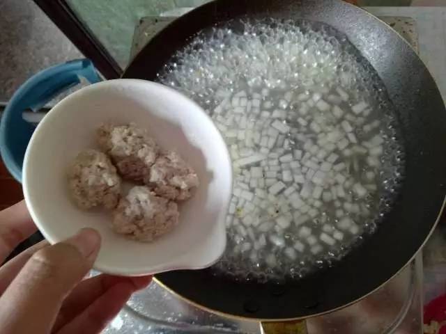 宝宝辅食:冬瓜丸子汤,一碗下饭的热汤