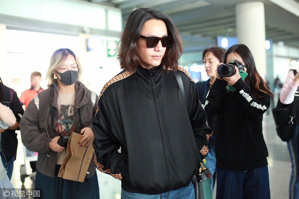 发型不能乱！陈坤回眸狂甩长发似邋遢大妈 找女粉借皮筋梳小辫