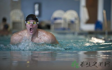 怎么学蛙泳抬头换气