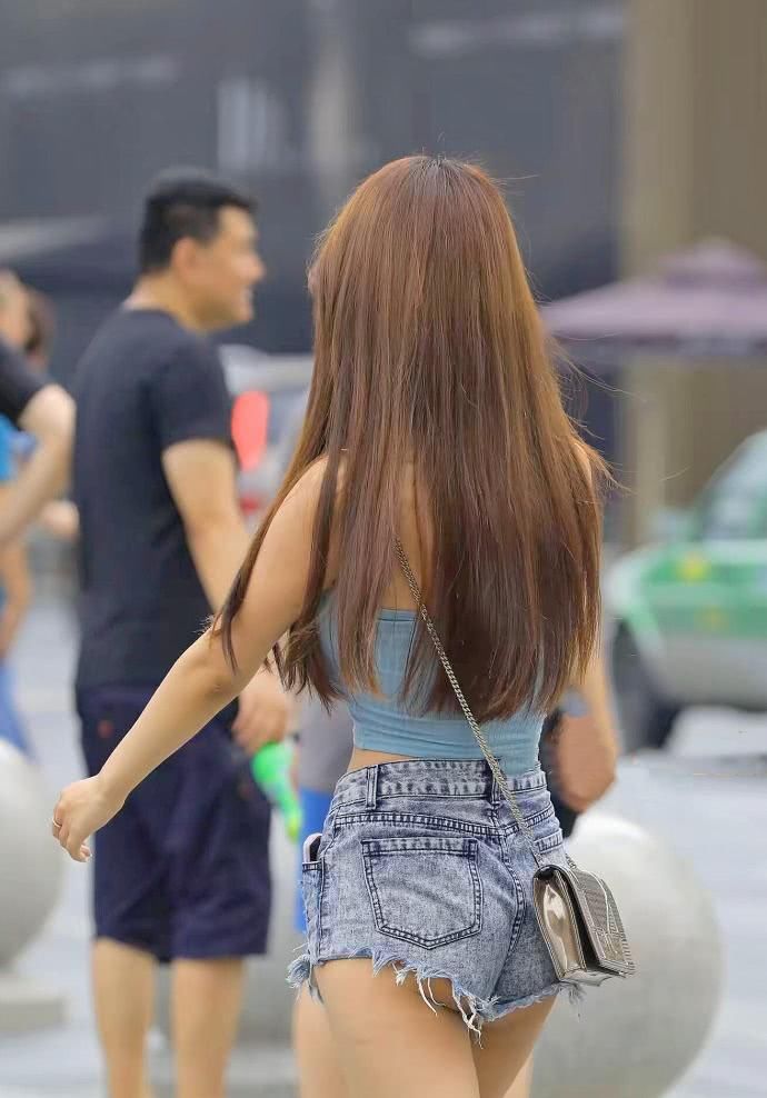 街拍:美女咋想的,穿着三角牛仔短裤逛街,网友:这