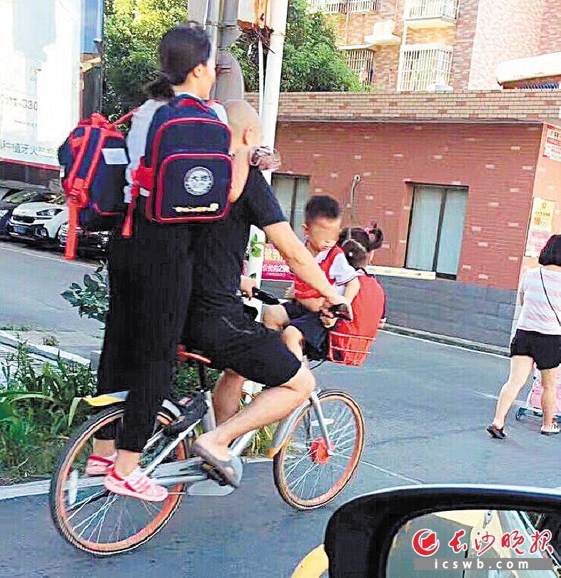 共享单车载4人:后面站1个把手坐1个篮子装1个 共享单车载4人:后面站1个把手坐1个篮子装1个