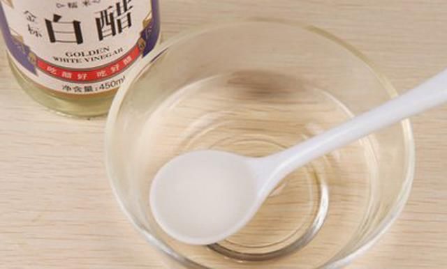 傻子才敷眼霜,睡前开塞露敷眼,每天五秒钟,三天