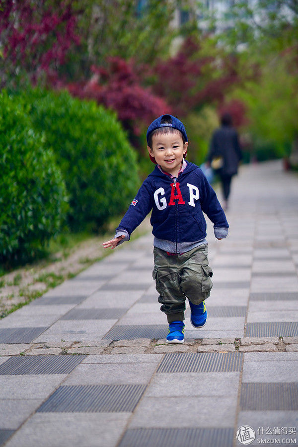 当娃向我迎面走来-Sony 索尼 微单A7R3 拍娃纵