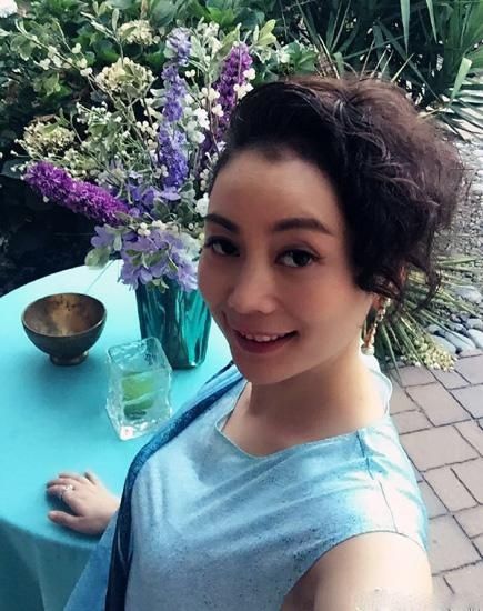 朱军46岁妻子谭梅近照,大气如董卿,满满的少女心爆棚