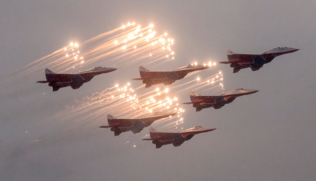 俄阅兵仪式再现二战装备