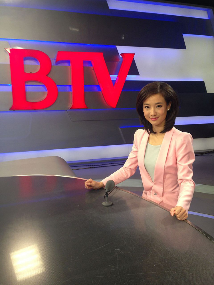 脱俗的窈窕佳人;她是电视屏幕中的靓丽主播;她是北京电视台的主持人