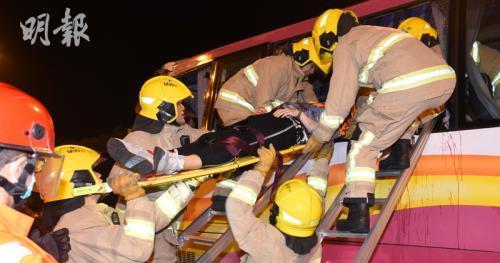 香港旅游大巴与出租车相撞 已致5死30多伤(图