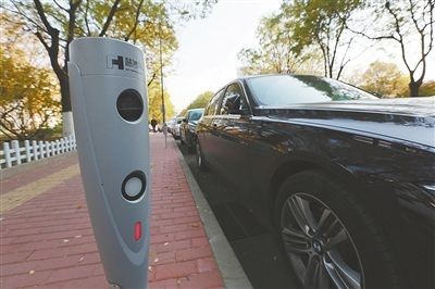 北京实施道路停车电子收费 压线和跨位停放将