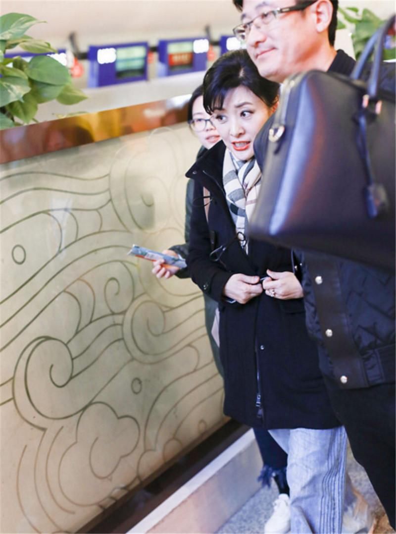 她曾主持春晚16年,如今49岁仍年轻貌美,网友:不该离开央视