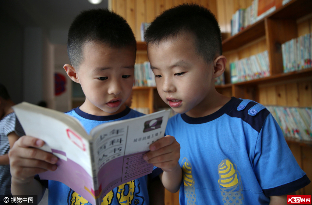 9月5日，河北省邯郸市渚河路小学一年级开学第一天的日子，在入学的新生中，有7对双胞胎格外引人注目，其中两对是龙凤胎，可爱的他们非常招人喜爱。