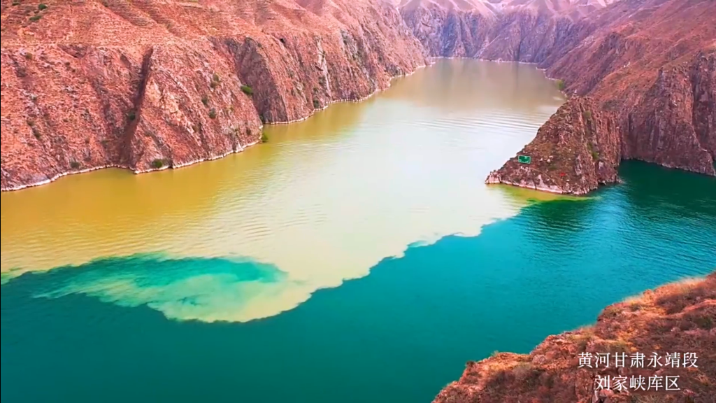 “鸳鸯锅”奇景！一清一浊的黄河洮河交汇，美到窒息！