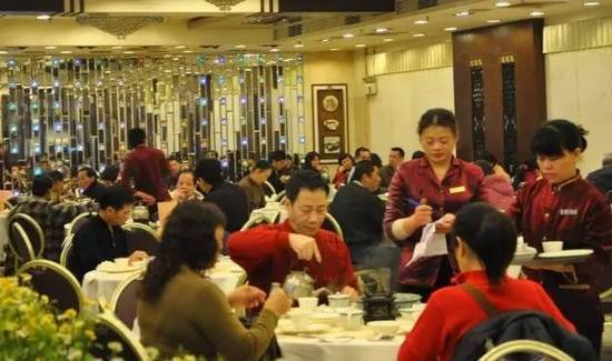 女子因老公要离婚迁怒邻桌男子 尾随进男厕堵对方 女子因老公要离婚迁怒邻桌男子 尾随进男厕堵对方