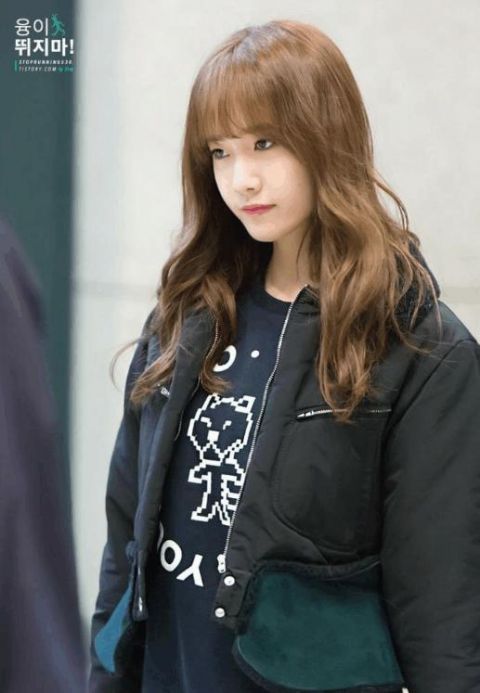 允儿是韩国杂志爱捕捉的艺人之一,穿搭风格休