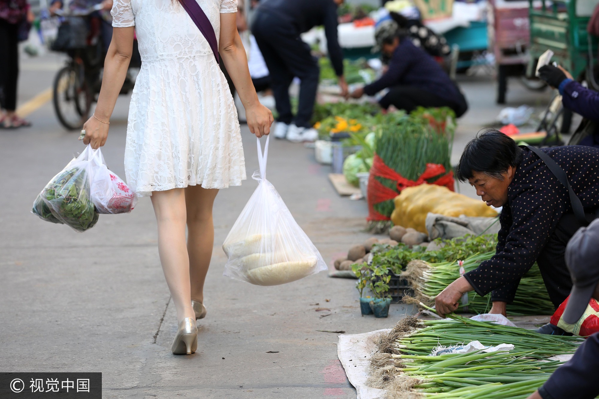 穿裙子买菜。